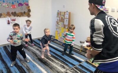 Taniec śnieżynek i bałwanków